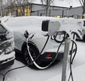 charging electric cars in the snow