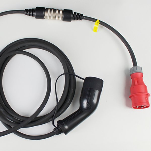 tragbares Ladegerät mit rotem CEE-Stecker